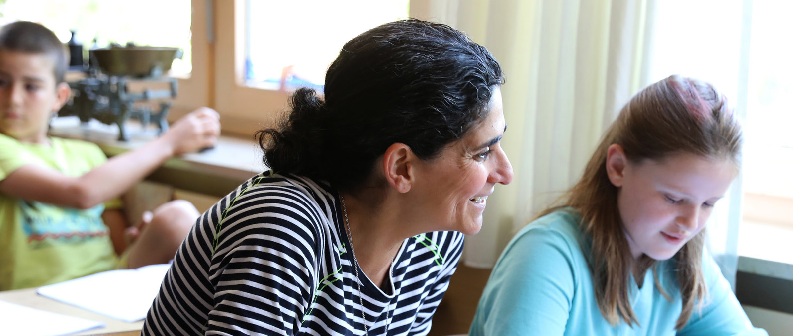 Lehrerin im Dialog mit Kindern