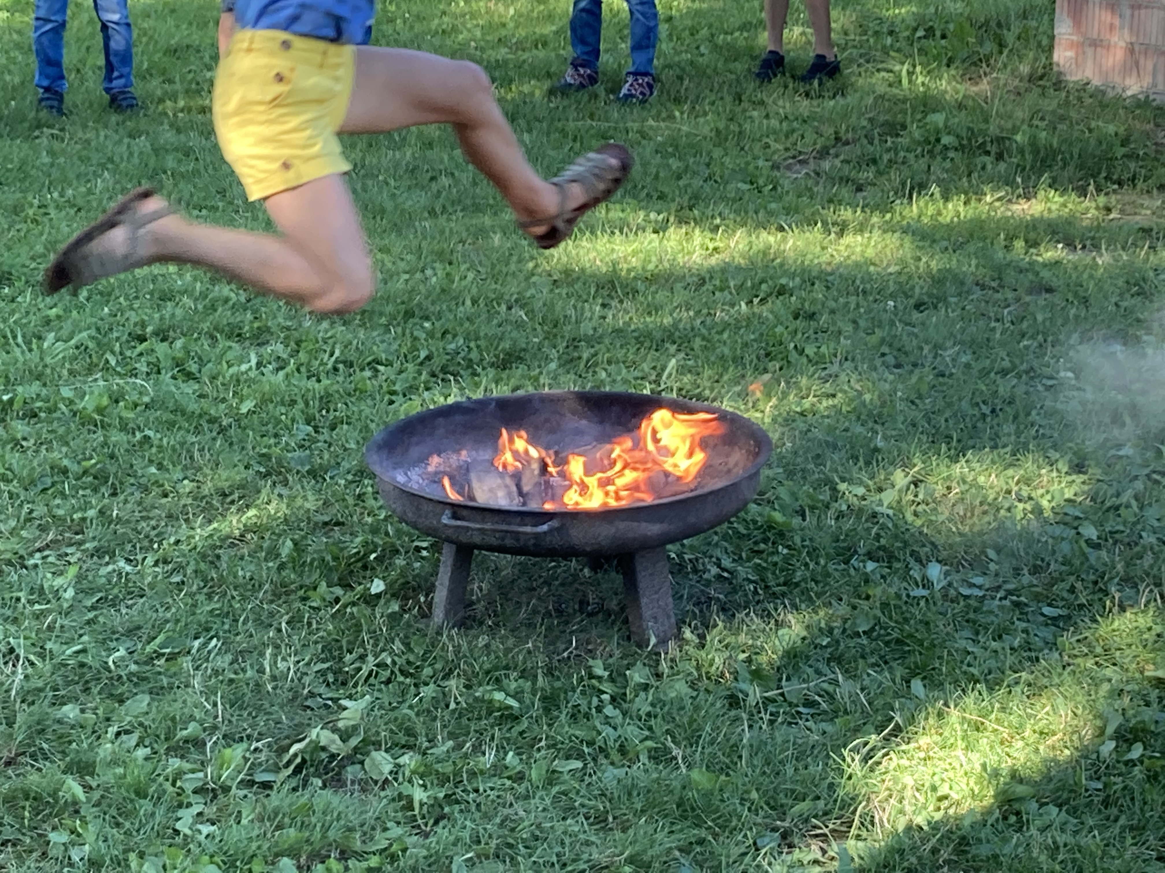 Kind springt über das Johannifeuer Kind springt über das Johannifeuer